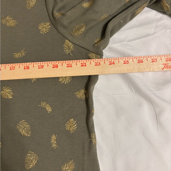 🌿 Karen Scott Plus 2X Gold Leaf Print Henley Top Olive Green 3/4 Sleeve - Picture 4 of 8